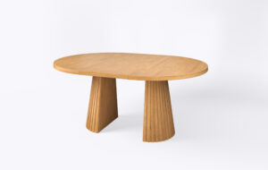 stół okrągły na jednej nodze z lamelami, rozłożony i poszerzony o jedną dodatkową wkładkę, Grubość blatu 4cm.