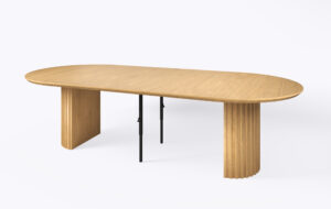 Okrągły stół z lamelami na jednej nodze, rozłożony i poszerzony o 3 dodatkowe wkłady.