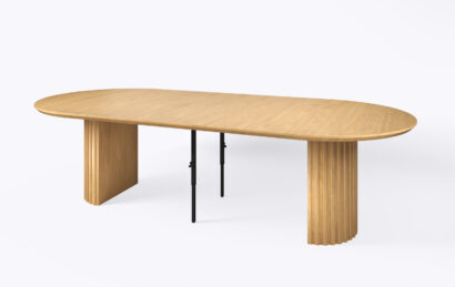 Okrągły stół z lamelami na jednej nodze, rozłożony i poszerzony o 3 dodatkowe wkłady.