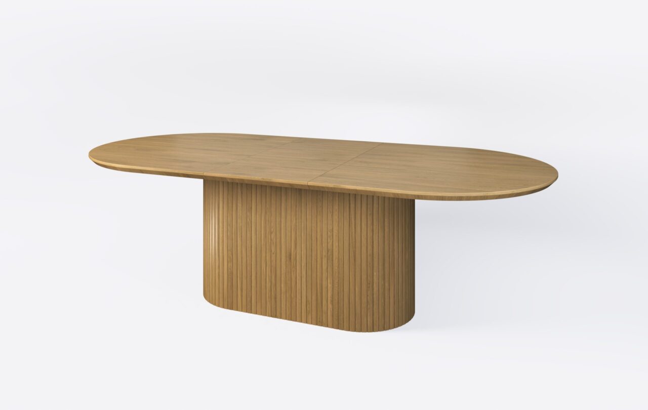 Stół jadalniany z lamelami i owalnym blatem, rozłożony i poszerzony o jedną wkładkę.