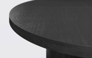 Stół w kształcie elipsy, na podstawie, możliwość rozkładania.