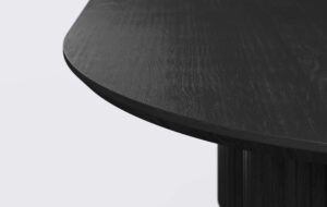 Stół na dwóch nogach z funkcją rozkładania, krawędź blatu podcięta od dołu.