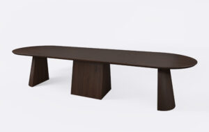 Stół na podstawie stożkowej, rozłożony i poszerzony o dodatkowe 2 metry.