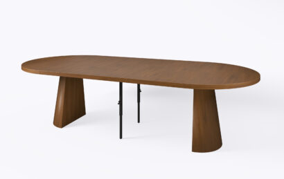 Stół okrągły na jednej nodze w kształcie stożka, rozłożony i poszerzony o dodatkowe 3 wkłady, blat o grubości 4 cm.