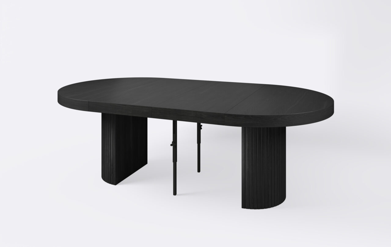 stół okrągły na jednej nodze z lamelami, rozłożony i poszerzony o dwie dodatkowe wkładki, grubość blatu 8 cm.