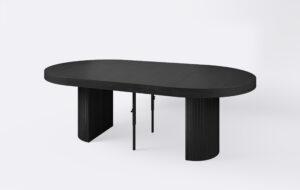 stół okrągły na jednej nodze z lamelami, rozłożony i poszerzony o dwie dodatkowe wkładki, grubość blatu 8 cm.