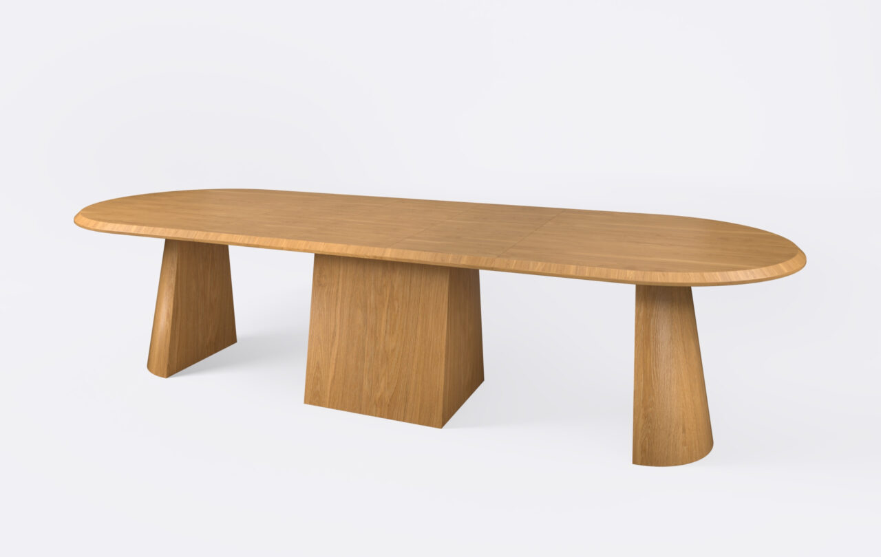 stół owalny na jednej nodze stożkowej, rozłożony i poszerzony o 3 wkłady, krawędź blatu ścięta od góry.