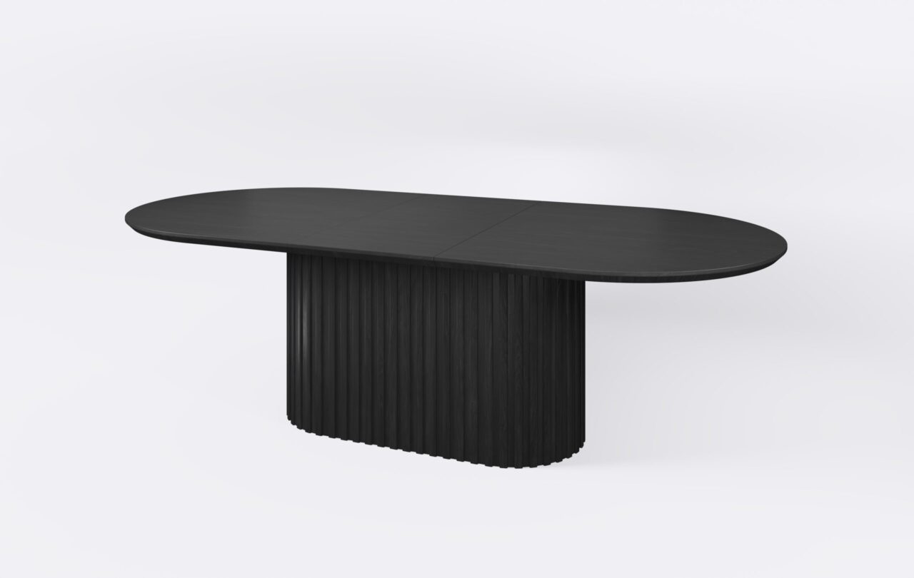 Czarny stół na jednej nodze, rozłożony i poszerzony o jedną wkładkę.