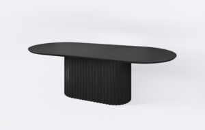 Czarny stół na jednej nodze, rozłożony i poszerzony o jedną wkładkę.