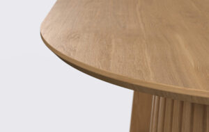 Stół owalny na dwóch nogach z lamelami z funkcją rozkładania, krawędź blatu podcięta od dołu.