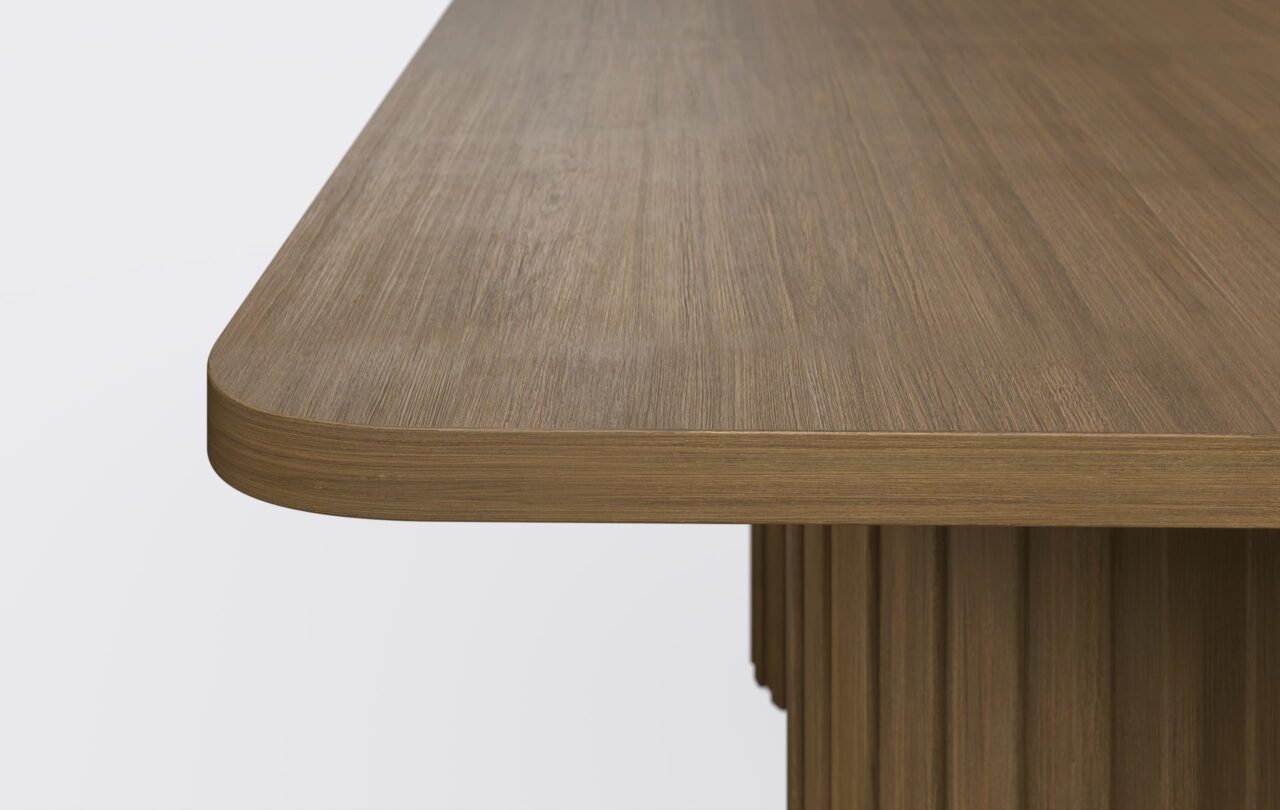 Obły blat prostokątnego stołu do jadalni.