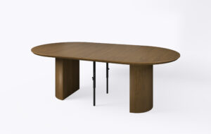 Stół rozkładany na jednej nodze, rozłożony i poszerzony o dodatkowe 2 wkłady, okrągły blat ścięty od dołu.