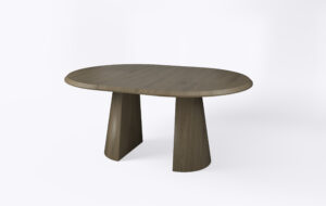 stół rozkładany okrągły na jednej nodze w kształcie stożka, rozłożony i poszerzony o jeden dodatkowy wkład.