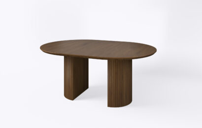 Stół na jednej nodze z lamelami, krawędź blatu podcięta od dołu, rozłożony i poszerzony o jeden dodatkowy wkład.