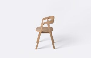 Krzesło do salonu z litego drewna dębowego, o prostych kształtach i jasnej kolorystyce, idealne do każdego stylu.