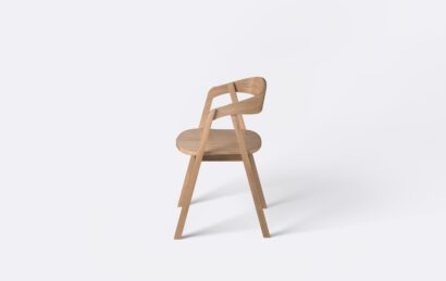 Krzesło do salonu z litego drewna dębowego, o prostych kształtach i jasnej kolorystyce, idealne do każdego stylu.