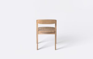 Krzesło dębowe skandynawskie z ergonomicznym oparciem i podłokietnikami.