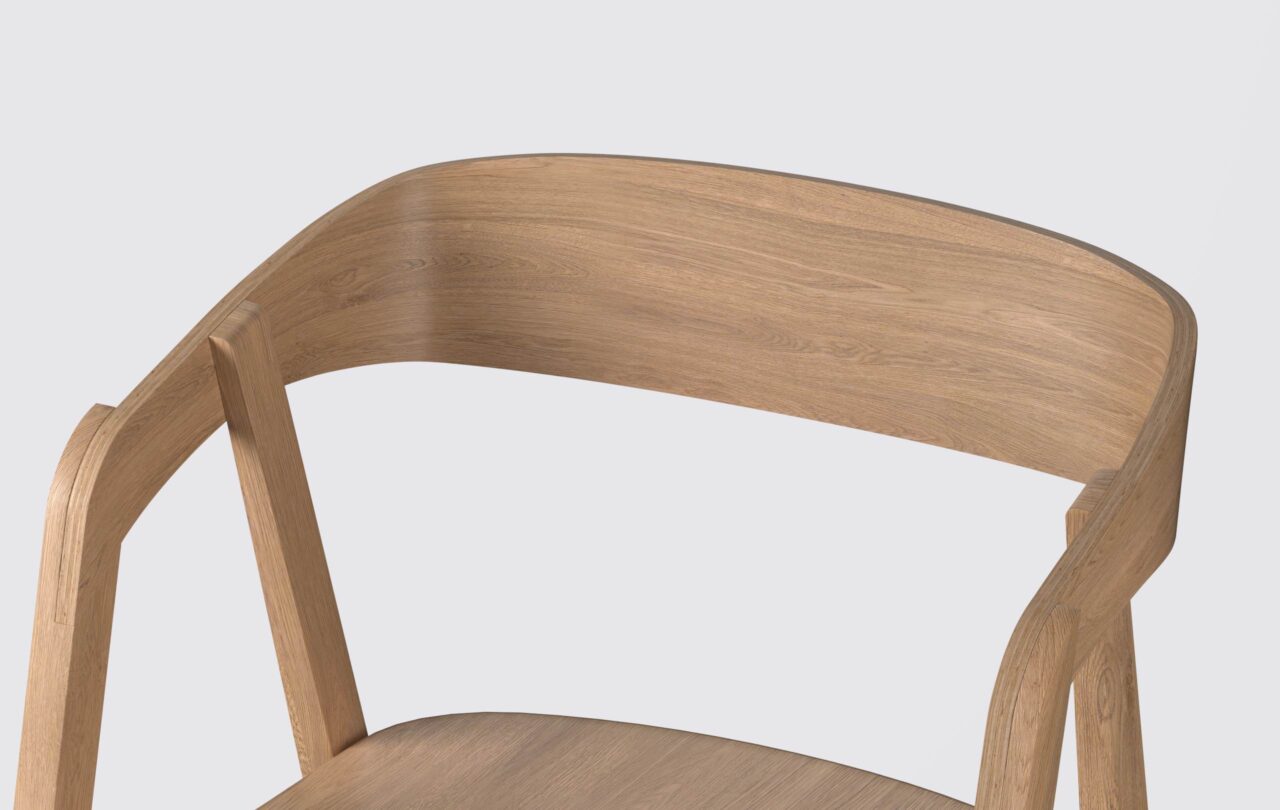 Ergonomiczne oparcie krzesła drewnianego, zapewnia komfort i wsparcie dla pleców, w kolorze naturalnego drewna dębowego.