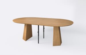 Okrągły stół w stylu boho z funkcją rozkładania, poszerzony o dwie wkładki.