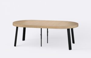 Dębowy rozłożony stół do jadalni z dwoma wkładkami, z grubym blatem, nogi metalowe.