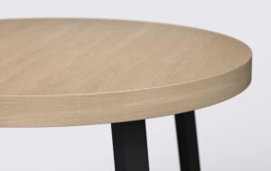 Stół z grubym blatem, blat wykonany z naturalnego forniru dębowego.