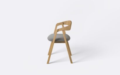 Krzesło z jasnego naturalnego dębu, stworzone do eleganckich i designerskich wnętrz.