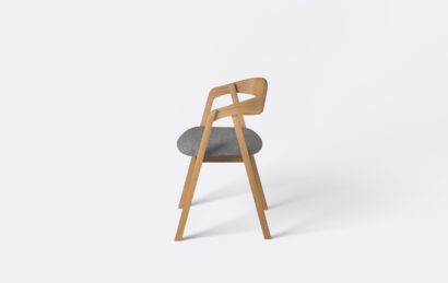 Krzesło z jasnego naturalnego dębu, stworzone do eleganckich i designerskich wnętrz.