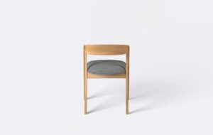 Krzesło z litego drewna dębowego z tapicerowanym siedziskiem idealne do nowoczesnej i stylowej kuchni lub salonu.