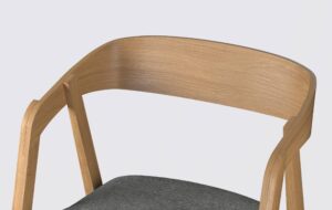 Ergonomiczne oparcie krzesła drewnianego, w odcieniu jasnego naturalnego dębu.