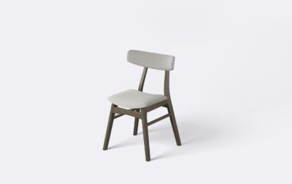 Krzesło jadalniane z ergonomicznym oparciem, wygodne, wykonane z materiału typu plecionka.