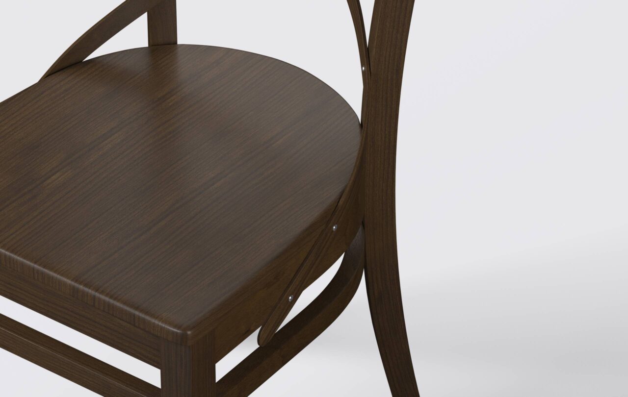 Siedzisko ciemnego krzesła do kuchni, stelaż z litego drewna bukowego.