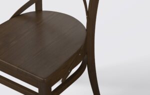 Siedzisko ciemnego krzesła do kuchni, stelaż z litego drewna bukowego.