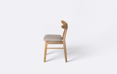 Krzesło tapicerowane do restauracji, jasne drewno i z ciemniejszą tapicerka.