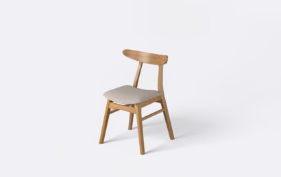 Beżowe krzesło drewniane z niskim oparciem i tapicerowanym siedziskiem. Idealne do nowoczesnej jadalni.