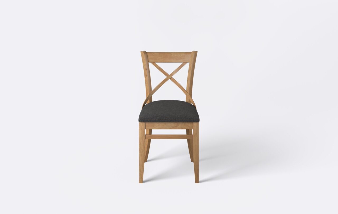 Krzesło krzyżak z drewna bukowego o jasnym wybarwieniu, idealne do salonu.
