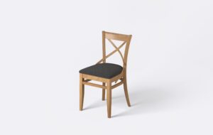 Nowoczesne krzesło do jadalni i salonu z tapicerowanym szarym siedziskiem, jasne drewno.