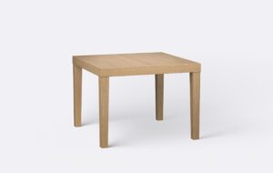 Klasyczny kwadratowy stół na czterech nogach z możliwością rozkładania, w stylu skandynawskim, o jasnych odcieniach dębu.