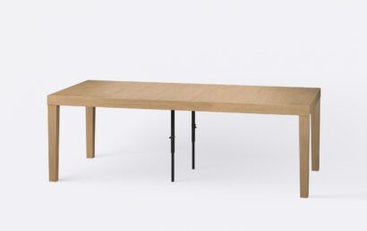 Rozłożony skandynawski stół o kwadratowym blacie, z trzema wkładkami, dla 12 osób.