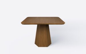 Stół z kwadratowym blatem na podstawie, możliwość rozłożenia, w kolorze orzecha, krawędź podcięta.