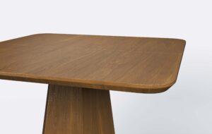 Stół z krawędzią podcięta od dołu, kształt kwadratowy, wykonany z forniru.