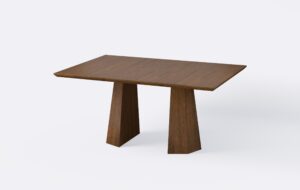 Rozłożony stół z kwadratowym blatem, poszerzony o jedna wkładkę, w kolorze ciemnego orzecha, ośmiokątna podstawa.