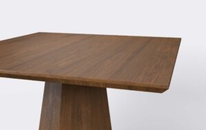 Blat kwadratowego stołu, krawędź podcięta od dołu, grubość 4 cm, o strukturze dębu, fornirowany.