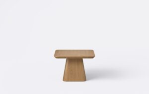 Kwadratowy stolik kawowy z forniru dębowego, w kolorze jasnym, naturalnym.