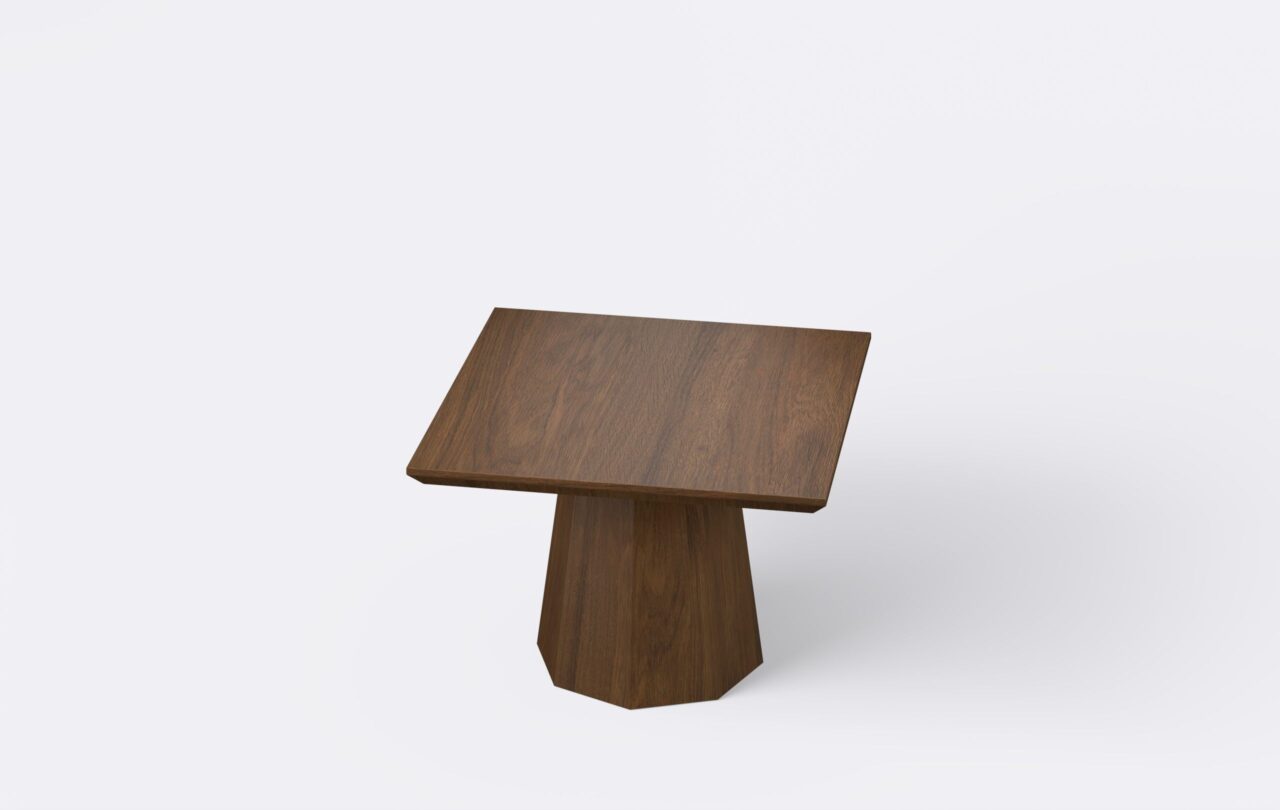 Stolik do kawy z kwadratowym blatem, na jednej nodze w kształcie ośmiokąta, fornirowany, w kolorze ciemnego orzecha.