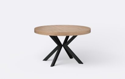 Industrialny okrągły stół z funkcją rozkładania, na stalowych nogach w kolorze czarnym, gruby blat o bezbarwnym wybarwieniu.