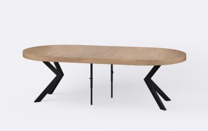 Okrągły rozłożony stół o bezbarwnym wybarwieniu, poszerzony o dwie wkładki, nogi w kolorze czarnym.