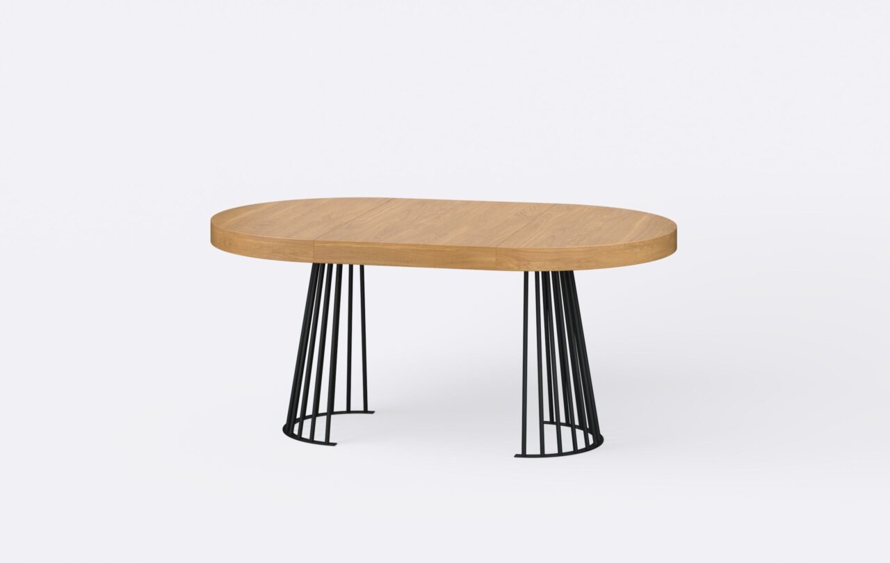 Industrialny stół z funkcja rozkładania poszerzony o jedną wkładkę, blat w kolorze naturalnego dębu, metalowa podstawa.