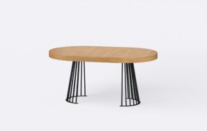 Industrialny stół z funkcja rozkładania poszerzony o jedną wkładkę, blat w kolorze naturalnego dębu, metalowa podstawa.