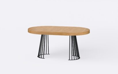 Industrialny stół z funkcja rozkładania poszerzony o jedną wkładkę, blat w kolorze naturalnego dębu, metalowa podstawa.