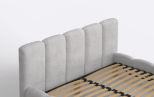 Nowoczesne masywne łóżko sypialniane z tkaniny boucle, szare.